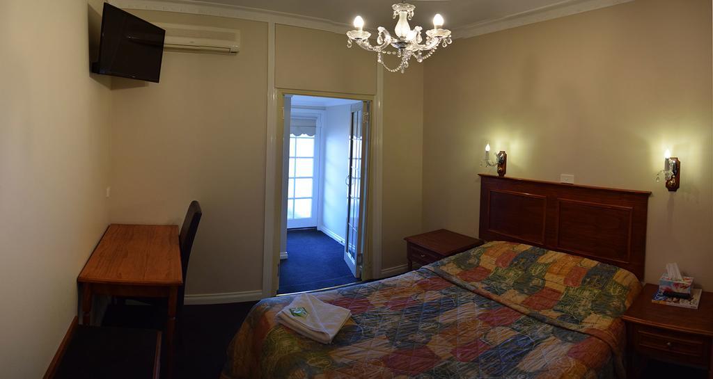The Palace Hotel Kalgoorlie Room photo